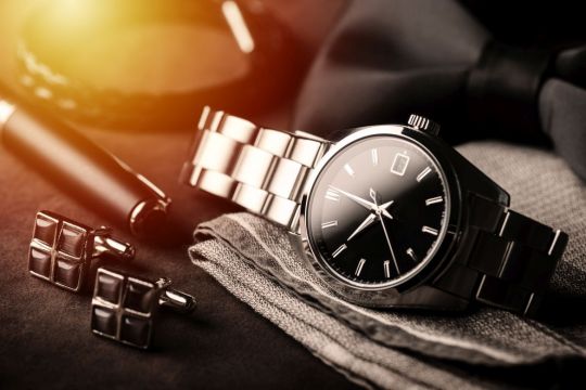 Męskie zegarki na bransolecie – jak je nosić? Polecamy najmodniejsze modele